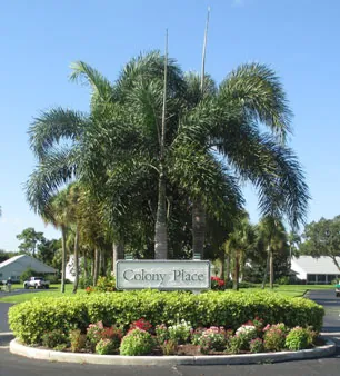 Mature common-area landscaping at Colony Place in Venice